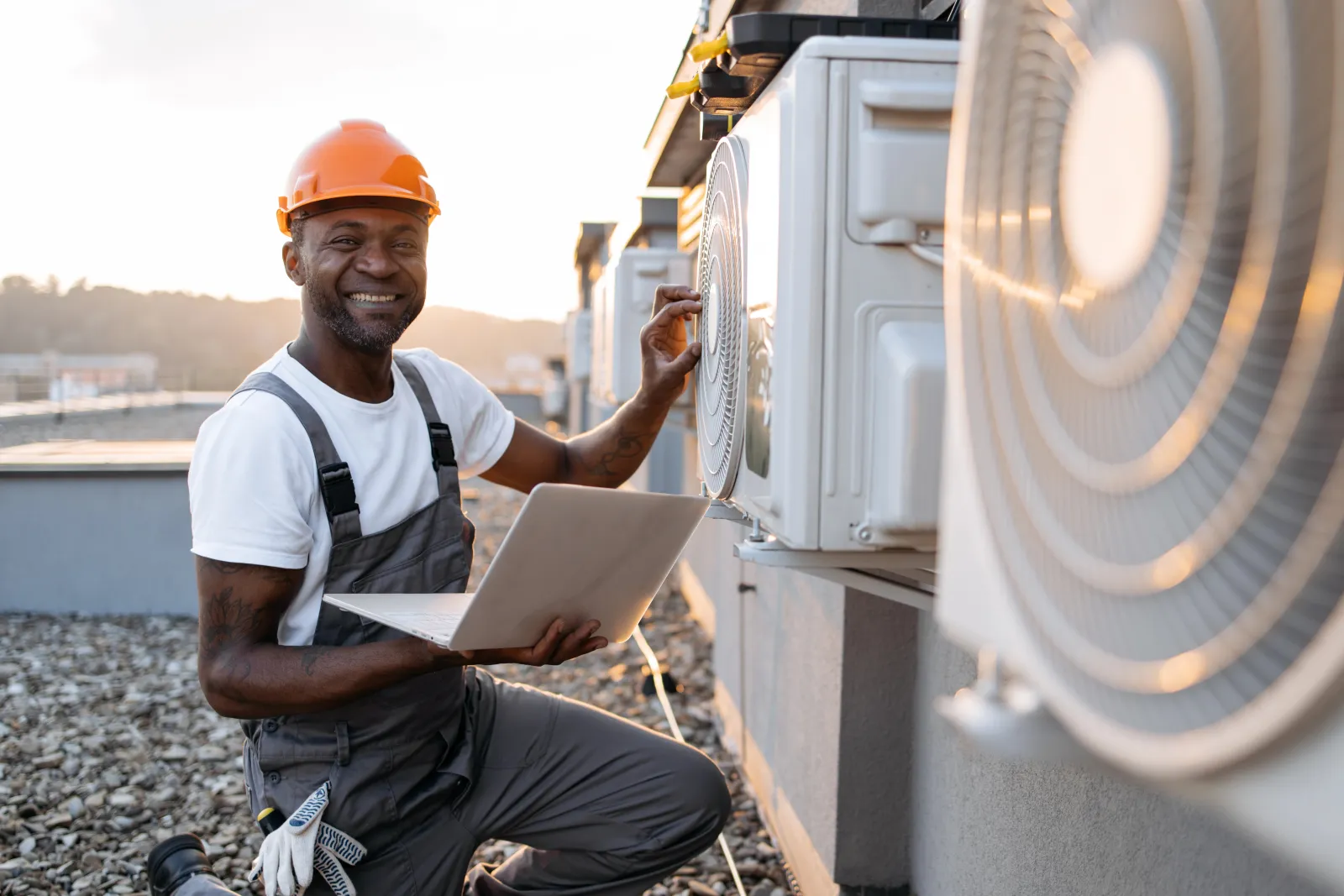 Technicien souriant lors de la mise en service d'une pompe à chaleur