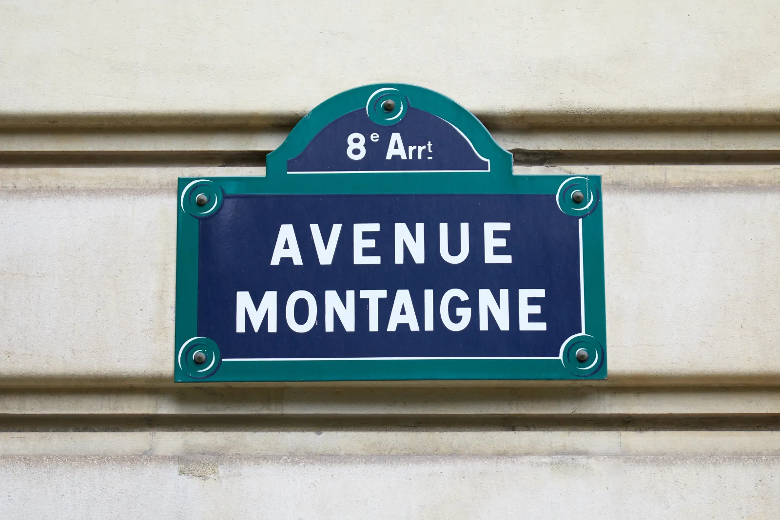 Plaque de rue parisienne, avenue Montaigne (Paris 8e)