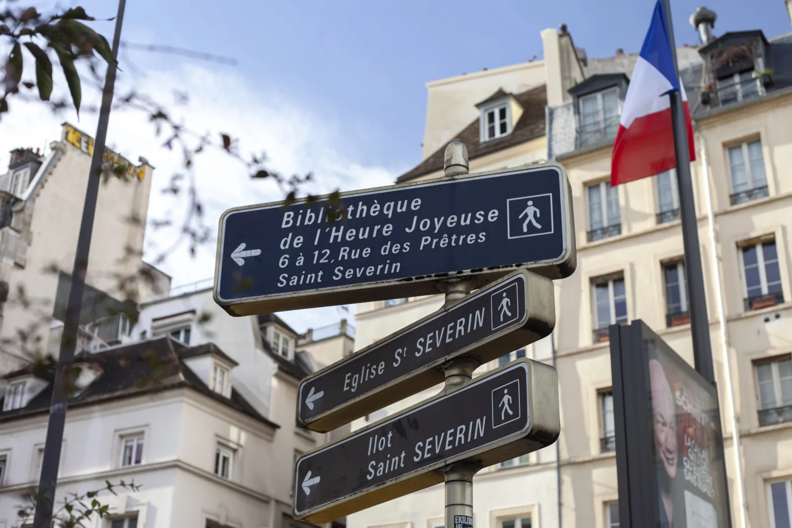 Panneaux de direction dans une rue de Paris